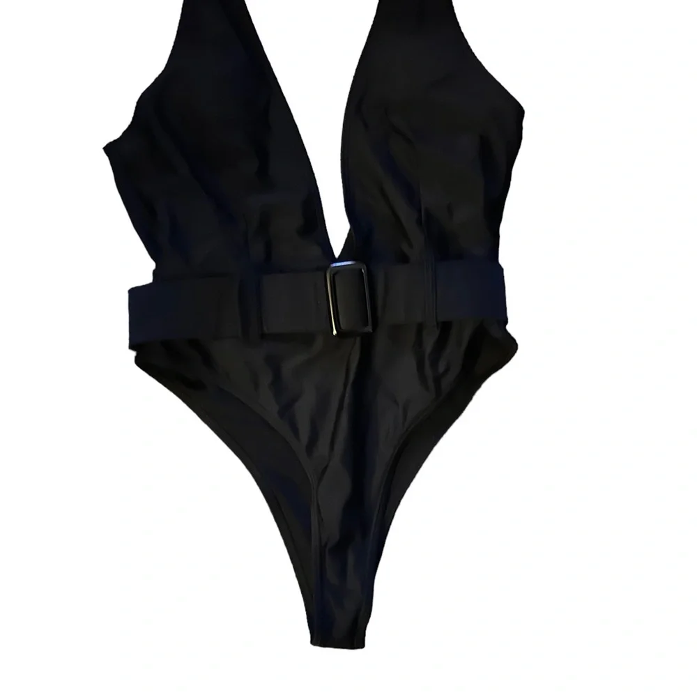 Very daring deep plunging swimsuit - Picture 3 of 5